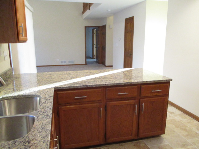 275 Hillhurst Dr, Cary, IL 60013 photo 8