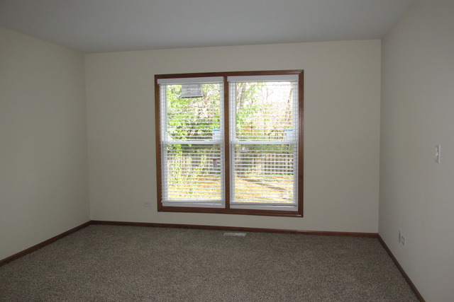 275 Hillhurst Dr, Cary, IL 60013 photo 2
