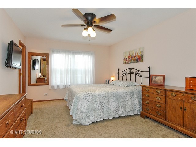1861 Gleneagle Cir, Elgin, IL 60123 photo 9