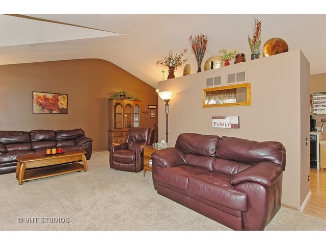 1861 Gleneagle Cir, Elgin, IL 60123 photo 3