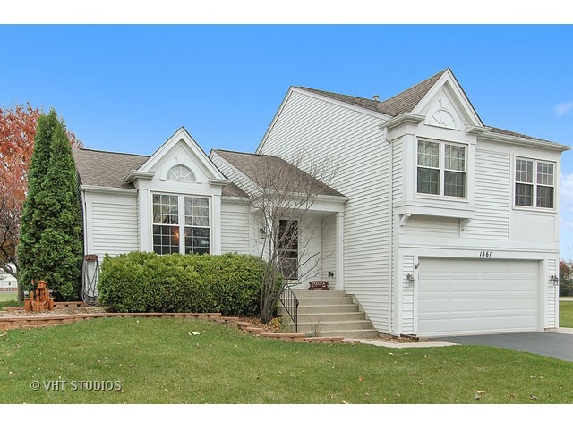 1861 Gleneagle Cir, Elgin, IL 60123 photo 1