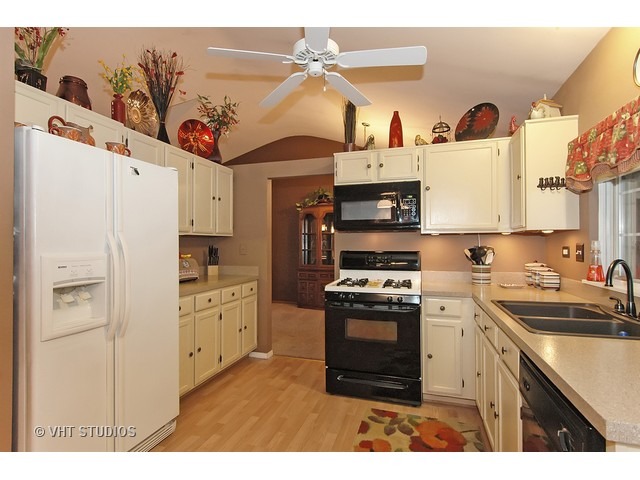 1861 Gleneagle Cir, Elgin, IL 60123 photo 5