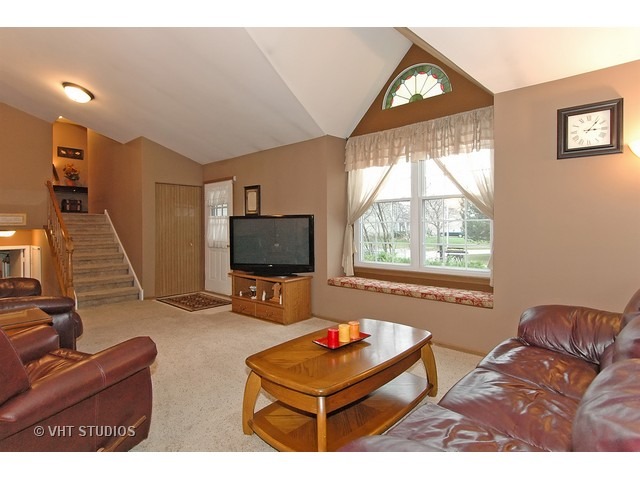 1861 Gleneagle Cir, Elgin, IL 60123 photo 2