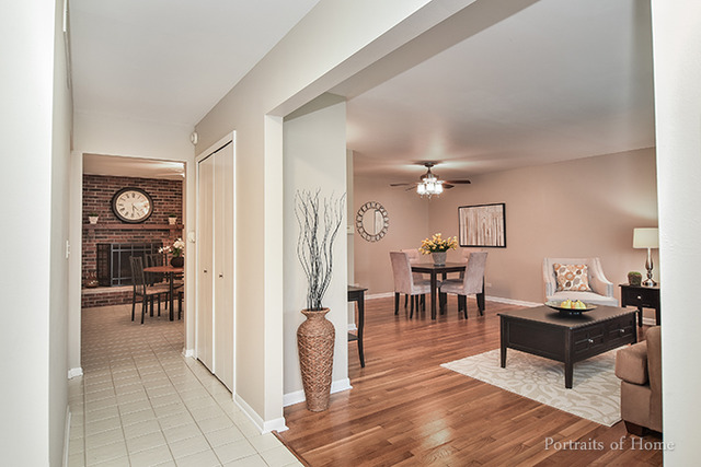 28 W166 Plainview Dr, Naperville, IL 60564 photo 2