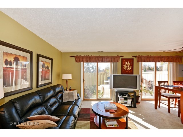 1075 Cascade Dr, Aurora, IL 60506 photo 2