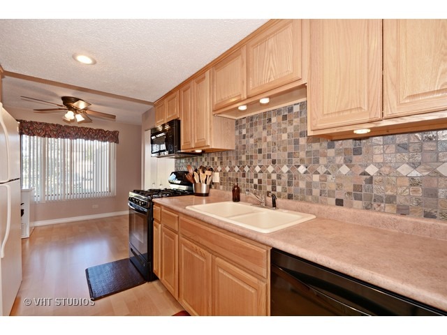 1075 Cascade Dr, Aurora, IL 60506 photo 3