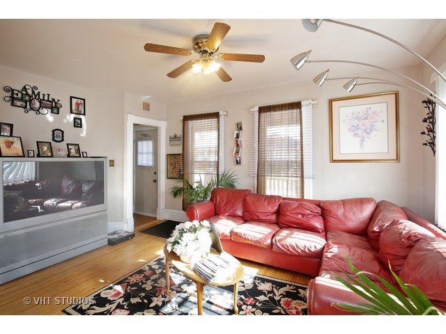 636 Raymond St, Elgin, IL 60120 photo 2