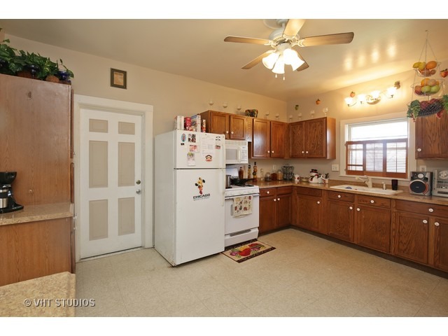 636 Raymond St, Elgin, IL 60120 photo 4