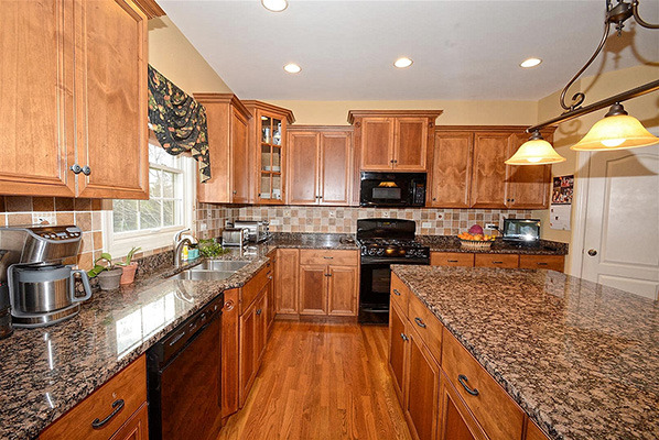 16003 Hometown Dr, Plainfield, IL 60586 photo 2