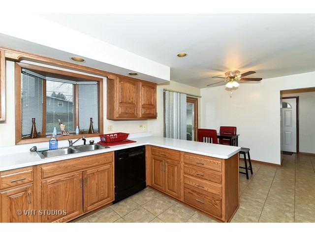 2290 184th Pl, Lansing, IL 60438 photo 4