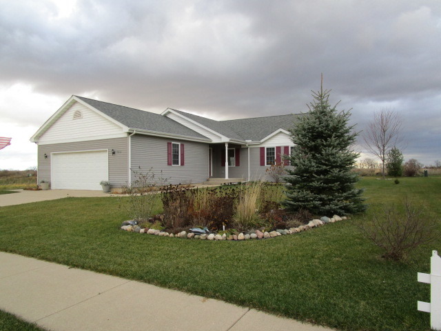 903 Forest Downs, Harvard, IL 60033 photo 2