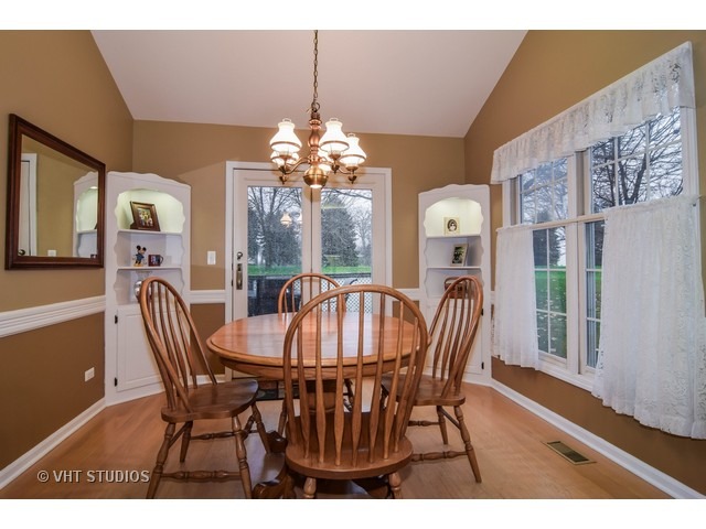 557 Rose Ln, Bartlett, IL 60103 photo 6