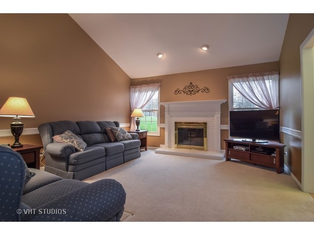 557 Rose Ln, Bartlett, IL 60103 photo 3