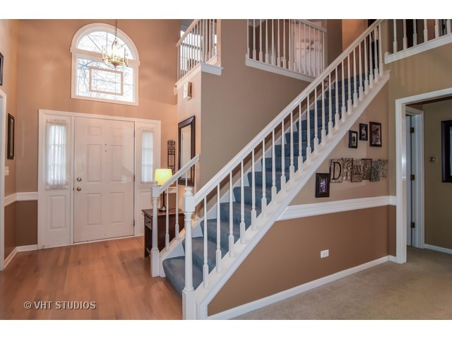 557 Rose Ln, Bartlett, IL 60103 photo 2
