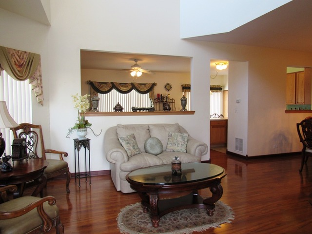 6924 Creekside Dr, Plainfield, IL 60586 photo 2