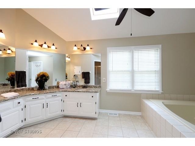 1061 Gallant Ct, Wheaton, IL 60187 photo 15