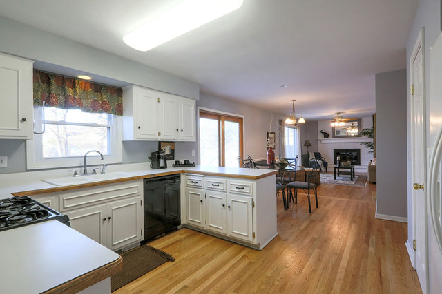 1709 Clyde Dr, Naperville, IL 60565 photo 3