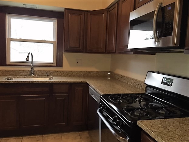 536 Simms St, Aurora, IL 60505 photo 8