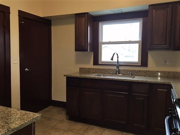536 Simms St, Aurora, IL 60505 photo 7