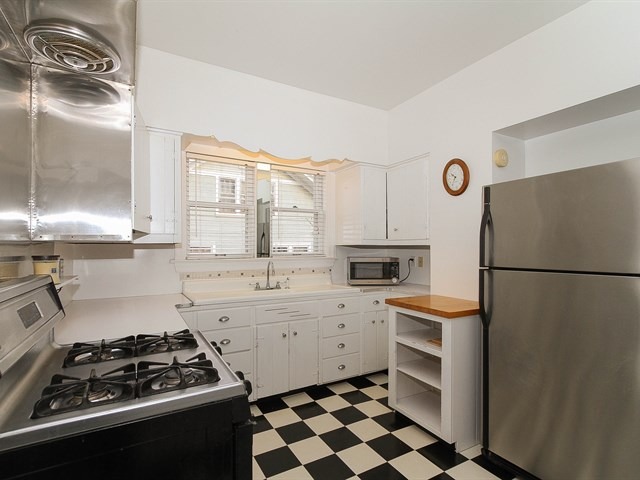 310 N Commonwealth Ave, Elgin, IL 60123 photo 8