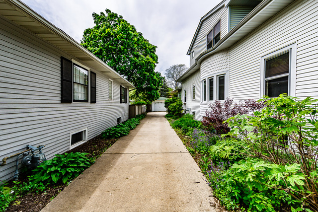 386 Bartram Rd, Riverside, IL 60546 photo 2