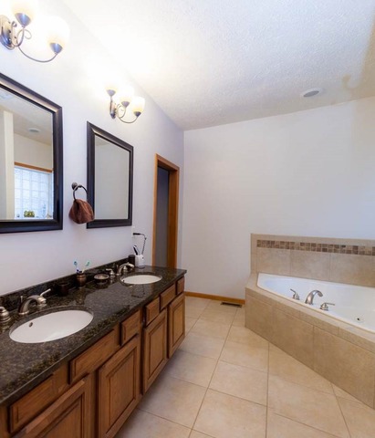 10252 Hawks Pointe Trl, Roscoe, IL 61073 photo 21