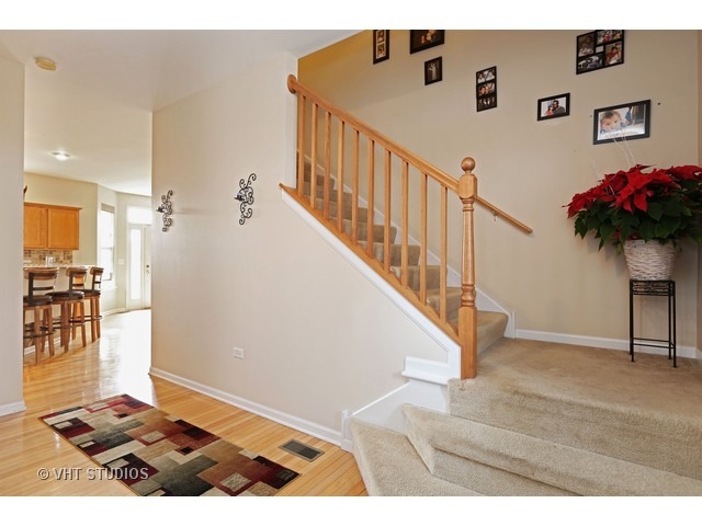 420 Plainview Dr, Bolingbrook, IL 60440 photo 2