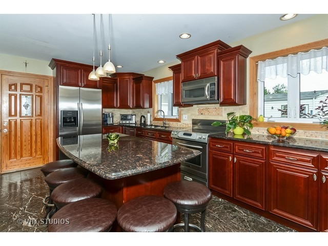 7618 S Ferdinand Ave, Bridgeview, IL 60455 photo 3