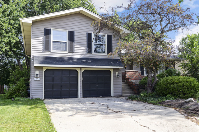 1290 Nottingham Ln, Hoffman Estates, IL 60169 photo 3