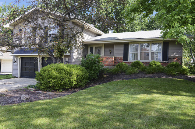 1290 Nottingham Ln, Hoffman Estates, IL 60169 photo 2