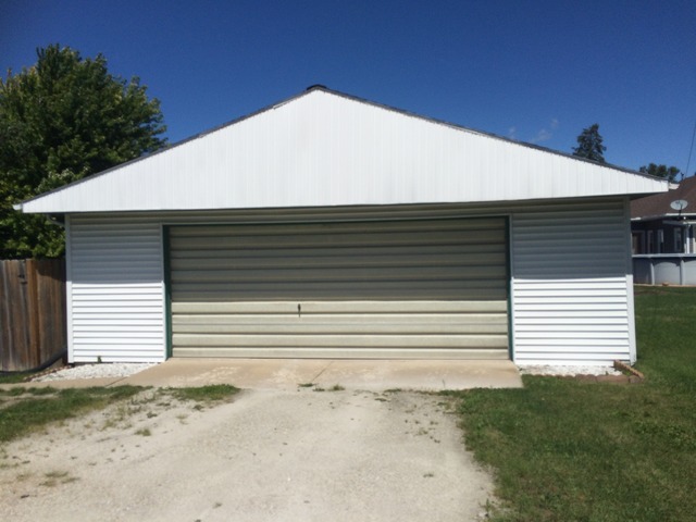 147 E Florence St, Oglesby, IL 61348 photo 2