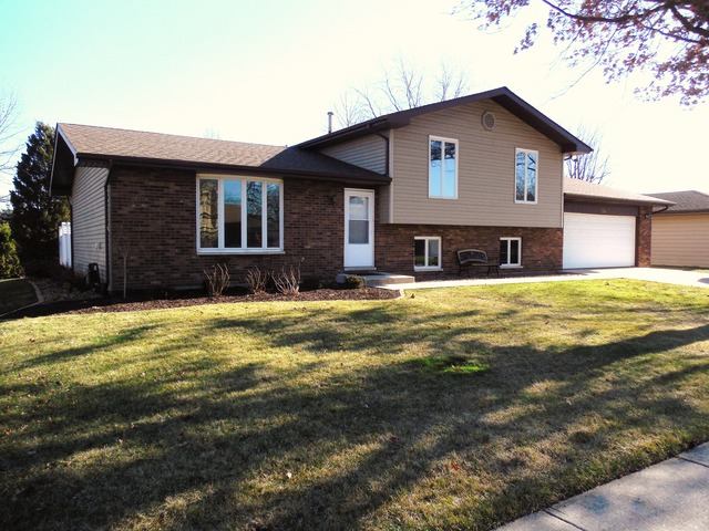 114 Blackhawk Dr, Minooka, IL 60447 photo 1