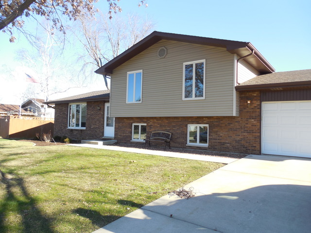 114 Blackhawk Dr, Minooka, IL 60447 photo 2
