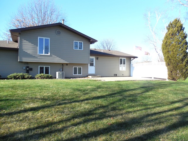 114 Blackhawk Dr, Minooka, IL 60447 photo 17