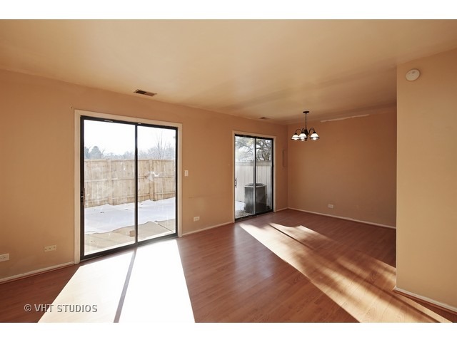 1063 Cascade Dr, Aurora, IL 60506 photo 2