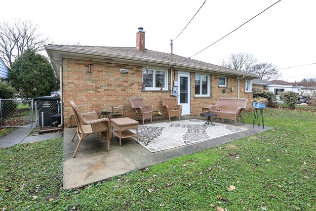 1075 E Villa Dr, Des Plaines, IL 60016 photo 9