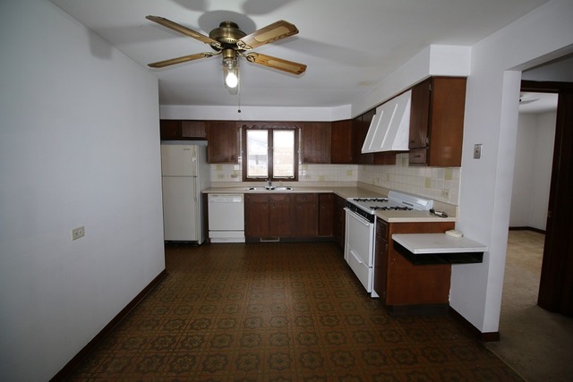 800 Goethe St, Elgin, IL 60123 photo 4