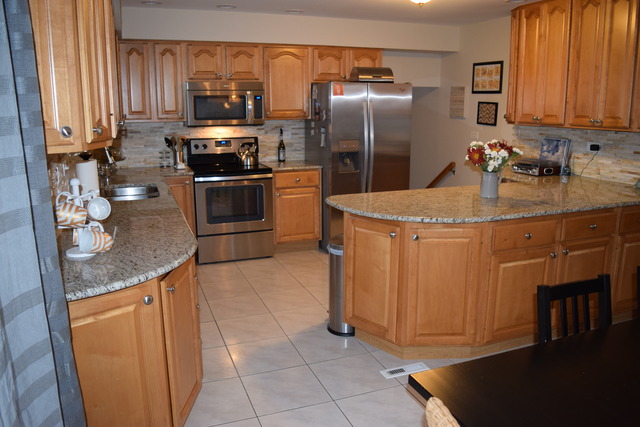 830 Charleston Ln, Hoffman Estates, IL 60192 photo 6