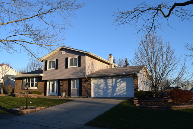 830 Charleston Ln, Hoffman Estates, IL 60192 photo 1