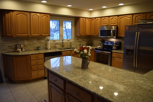 830 Charleston Ln, Hoffman Estates, IL 60192 photo 5