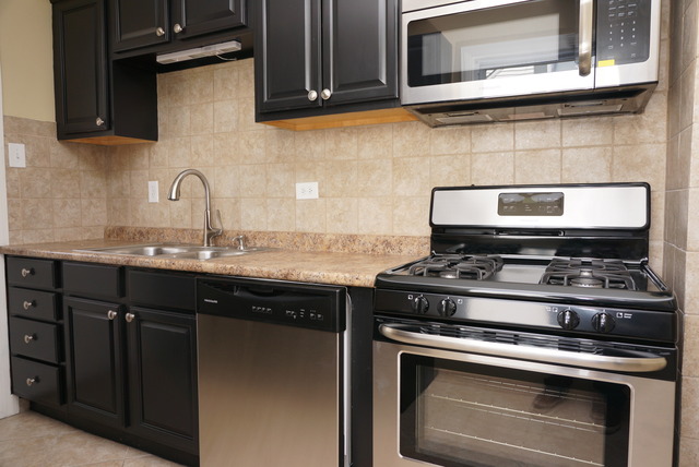 319 S Wolf Rd, Des Plaines, IL 60016 photo 4