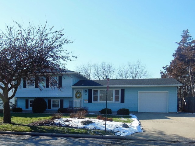 2418 Becker Dr, Peru, IL 61354 photo 1