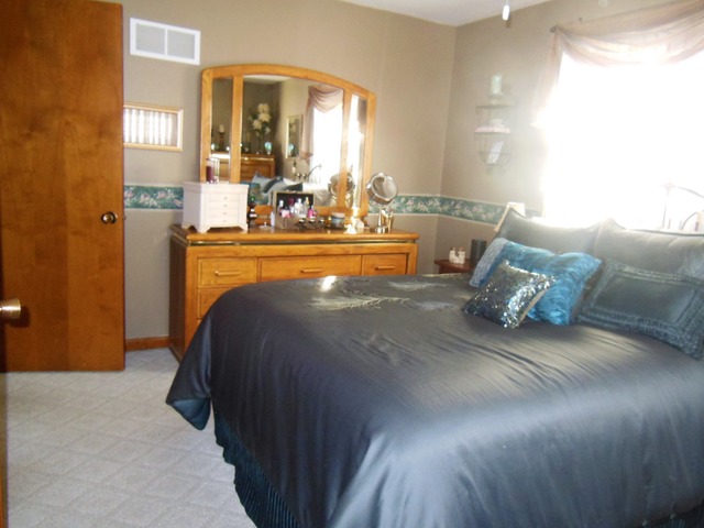 2418 Becker Dr, Peru, IL 61354 photo 7