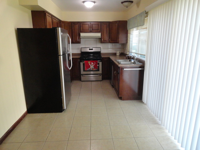 1920 Whitingham Ln, Hoffman Estates, IL 60169 photo 2