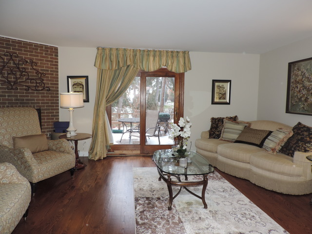 10 Willow Tree Ct, Elmhurst, IL 60126 photo 2