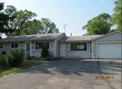 201 Albert Ter, Wheeling, IL 60090 photo 2