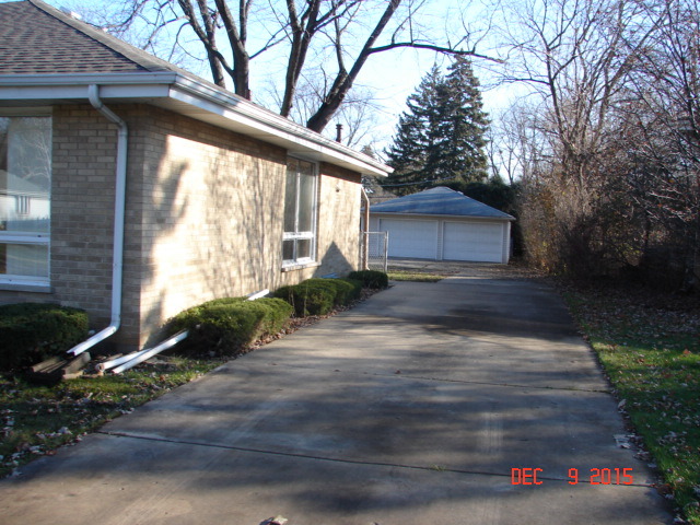 1432 Emmerson Ln, Mount Prospect, IL 60056 photo 2