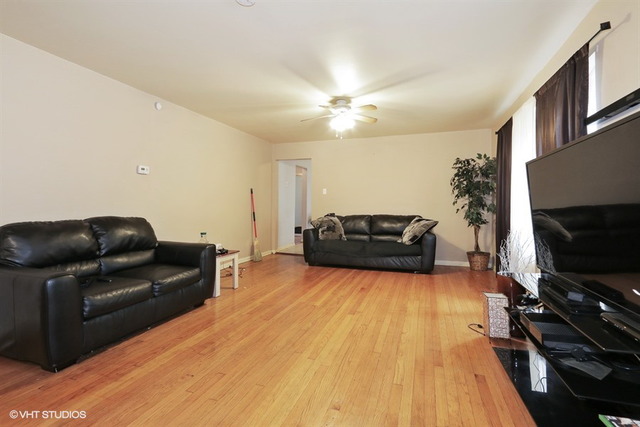 9711 S Avenue J Ave, Chicago, IL 60617 photo 2