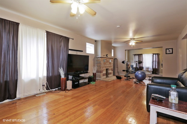 9711 S Avenue J Ave, Chicago, IL 60617 photo 3
