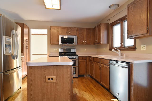 215 Buckingham Dr, Bartlett, IL 60103 photo 4